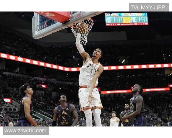 文班亚马首场比赛表现抢眼5次盖帽与字母哥隔扣引发热烈讨论