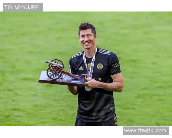 莱万重返德甲战旧主拜仁球迷怒斥其忘恩负义行为