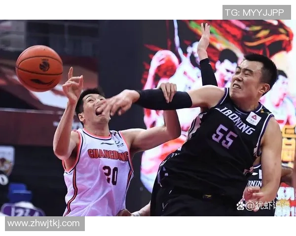 上海男篮与四川男篮激战正酣谁将赢得这场篮球巅峰对决 上海男篮与四川男篮激战正酣谁将赢得这场篮球巅峰对决