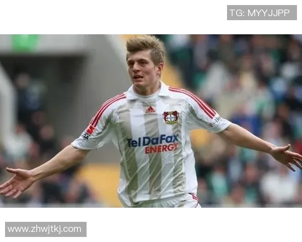 克罗斯：从中场指挥官到足球战术革新的先锋之路